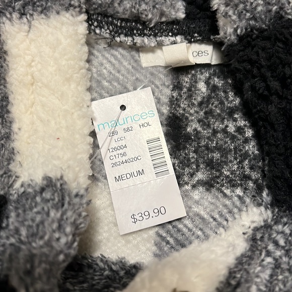 Maurice’s black & white Sherpa pullover with pockets size M - Picture 3 of 3